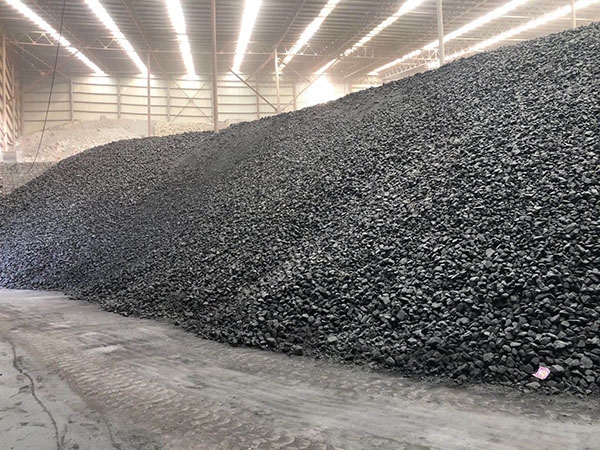 企業のシルエットの石炭ヤード貯蔵倉庫